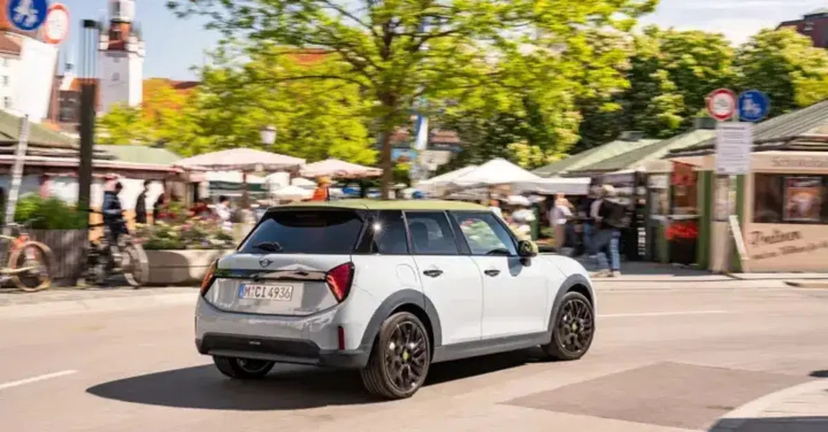 MINI Paul Smith Edition: il design inglese trasforma la city car in un&rsquo;icona fashion