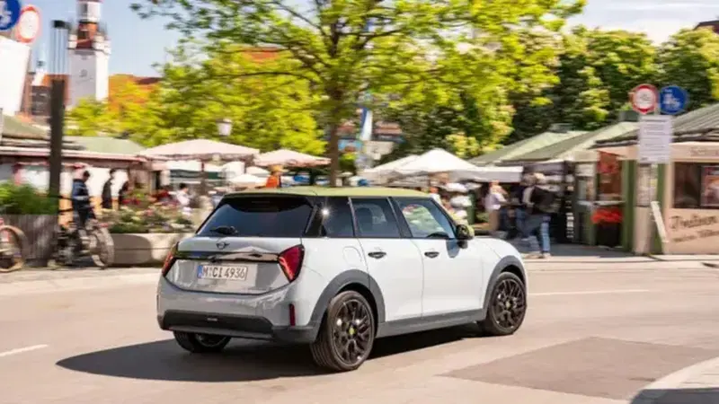 MINI Paul Smith Edition: il design inglese trasforma la city car in un&rsquo;icona fashion