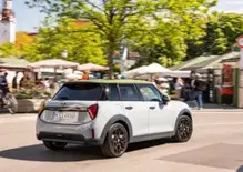 MINI Paul Smith Edition: il design inglese trasforma la city car in un’icona fashion