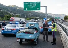 Ape Piaggio 50 in A12: il navigatore lo porta in autostrada