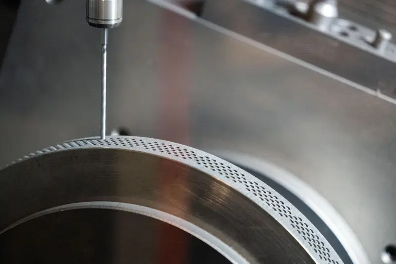 Dettaglio della lavorazione di un disco in carbonio