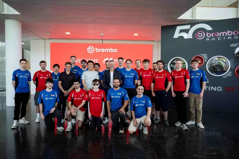 Foto di gruppo con la dirigenza Brembo Yamauchi-san ed i campioni delle Gran Turismo World Series