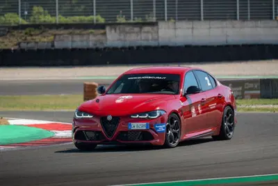 Gomme auto, il mito della 'gomma fresca' &egrave; una beffa: la scienza dice che non cambia nulla