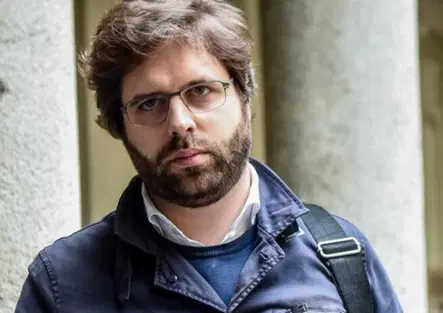 Barberis, Capo di Gabinetto di Sala a Milano, passa col rosso in scooter. Patente ritirata