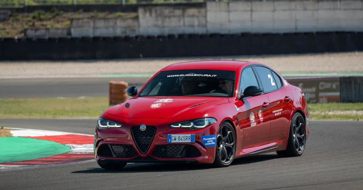Stellantis blinda l'Italia: Giulia e Stelvio non si toccano. Nuovi SUV a Melfi e rivoluzione Pomigliano
