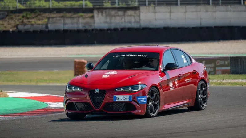 Stellantis blinda l'Italia: Giulia e Stelvio non si toccano. Nuovi SUV a Melfi e rivoluzione Pomigliano