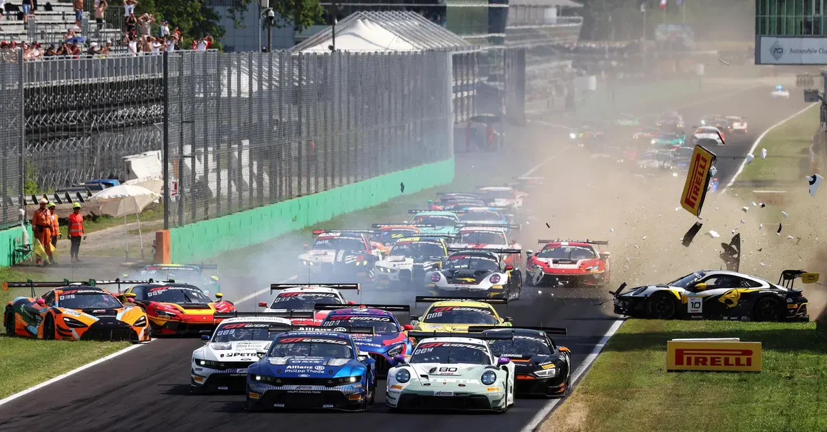 GTWC, Dramma Valentino Rossi a Monza: la frizione lo tradisce subito. E la maledizione di Verstappen continua