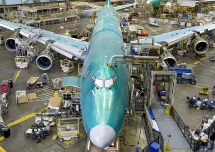 L'aereo presidenziale è fuori taglia: per parcheggiarlo gli USA spendono una cifra folle
