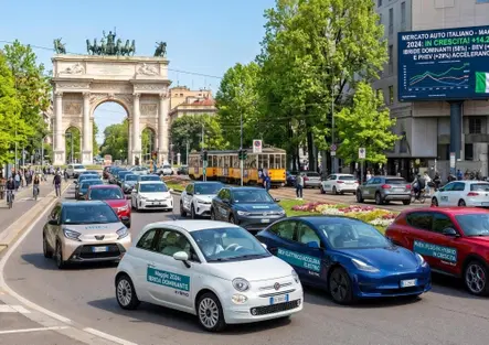 Mercato auto Italia, maggio in crescita: ibride sempre più dominanti, accelerano BEV e PHEV