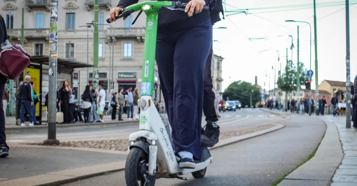 Monopattino truccato, senza casco e contromano: a Cuneo record di multe per un giovane