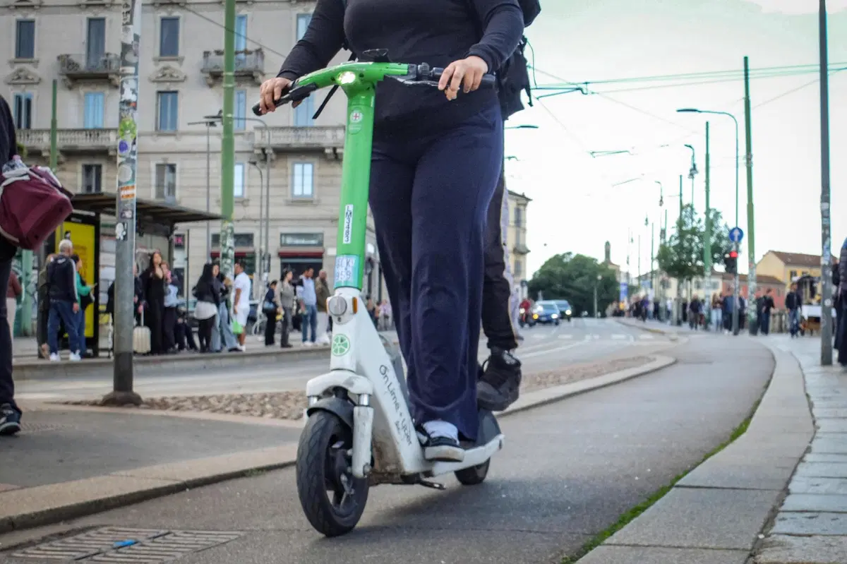 Monopattino truccato, senza casco e contromano: a Cuneo record di multe per un giovane
