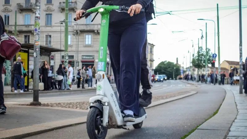 Monopattino truccato, senza casco e contromano: a Cuneo record di multe per un giovane