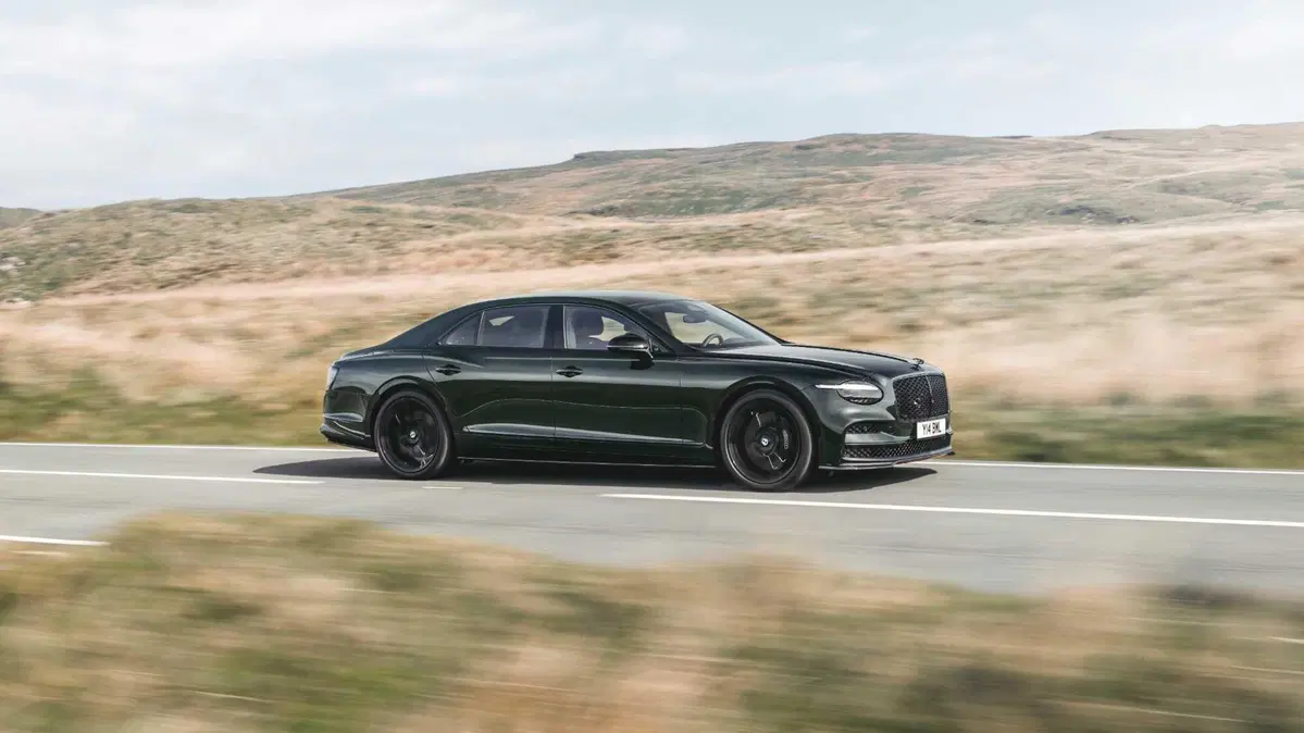 Nuova Bentley Flying Spur: torna il faro singolo dopo 64 anni e arriva la potentissima versione S (2)