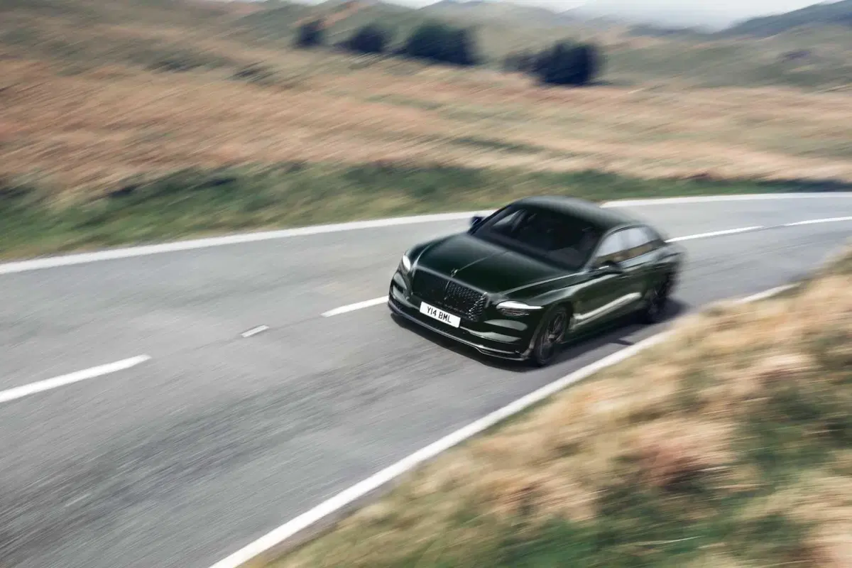 Nuova Bentley Flying Spur: torna il faro singolo dopo 64 anni e arriva la potentissima versione S (4)