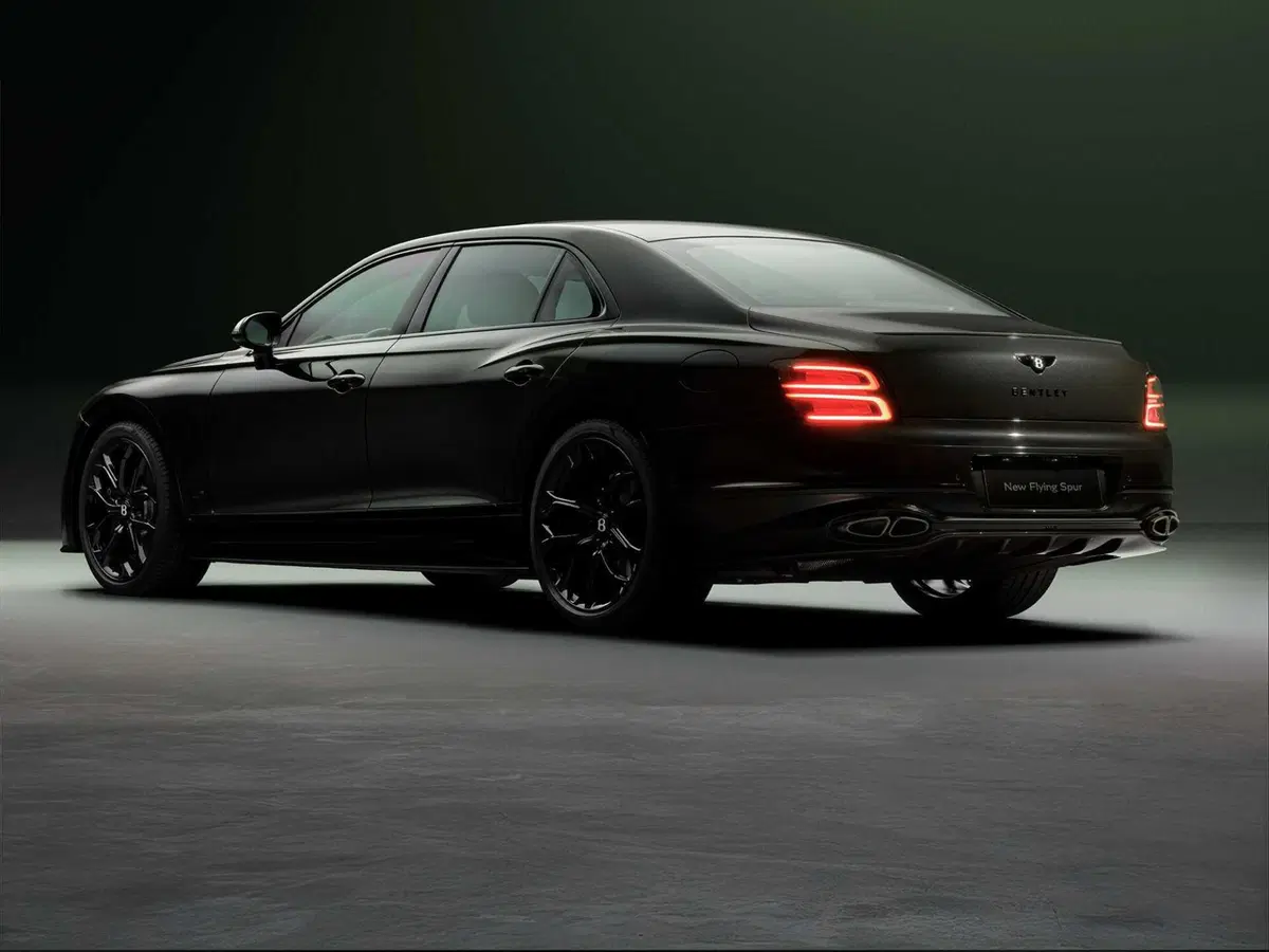 Nuova Bentley Flying Spur: torna il faro singolo dopo 64 anni e arriva la potentissima versione S (10)