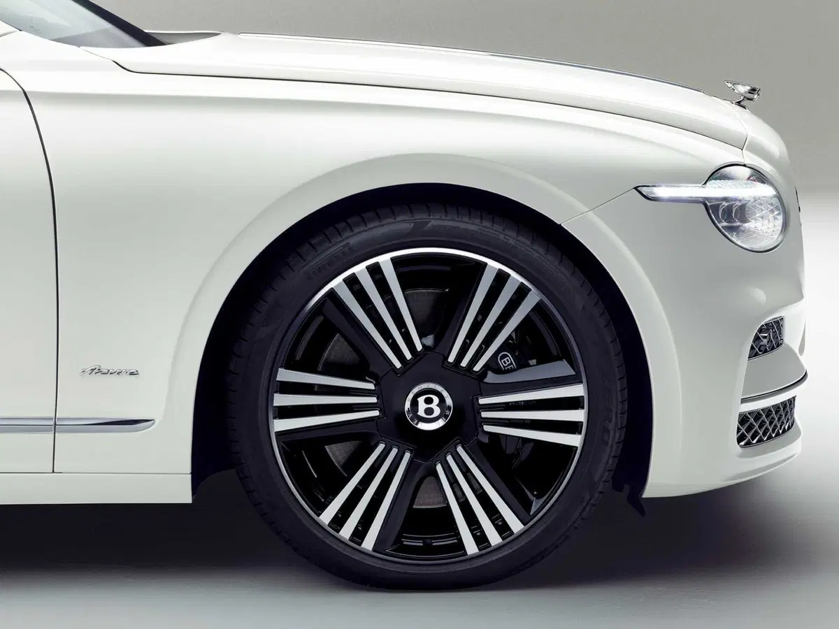 Nuova Bentley Flying Spur: torna il faro singolo dopo 64 anni e arriva la potentissima versione S (23)