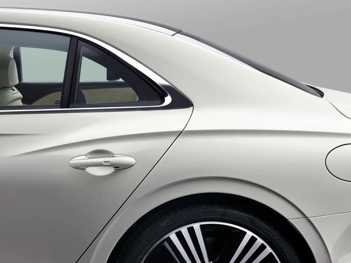 Nuova Bentley Flying Spur: torna il faro singolo dopo 64 anni e arriva la potentissima versione S (24)