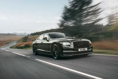 Nuova Bentley Flying Spur: torna il faro singolo dopo 64 anni e arriva la potentissima versione S