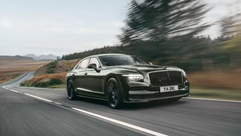 Nuova Bentley Flying Spur: torna il faro singolo dopo 64 anni e arriva la potentissima versione S