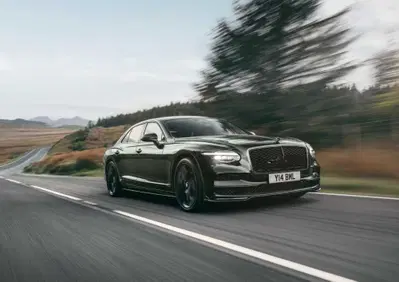 Nuova Bentley Flying Spur: torna il faro singolo dopo 64 anni e arriva la potentissima versione S