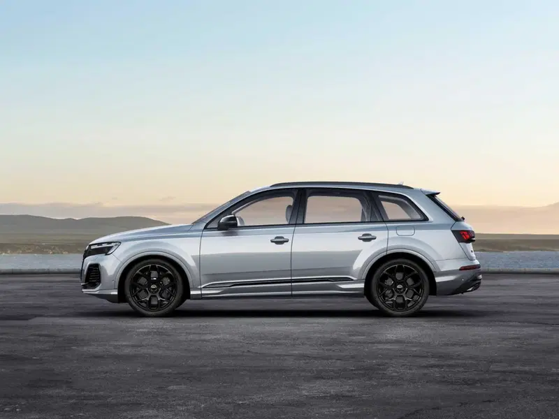 Audi Q7 di profilo (2024)