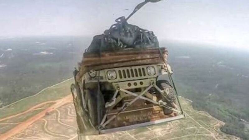 Humvee lanciati in volo: video mozzafiato