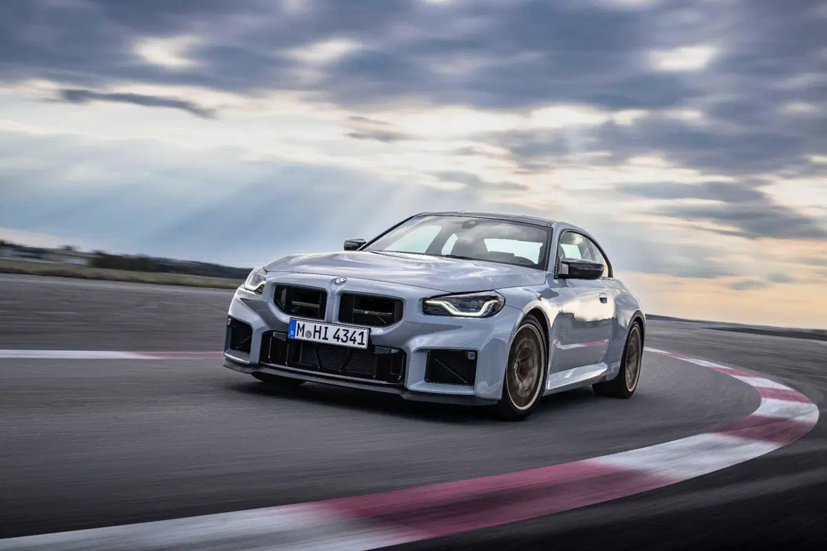 Nuova BMW M2 xDrive: 480 CV e una tecnologia da pista per salvare il sei cilindri dall'Euro 7
