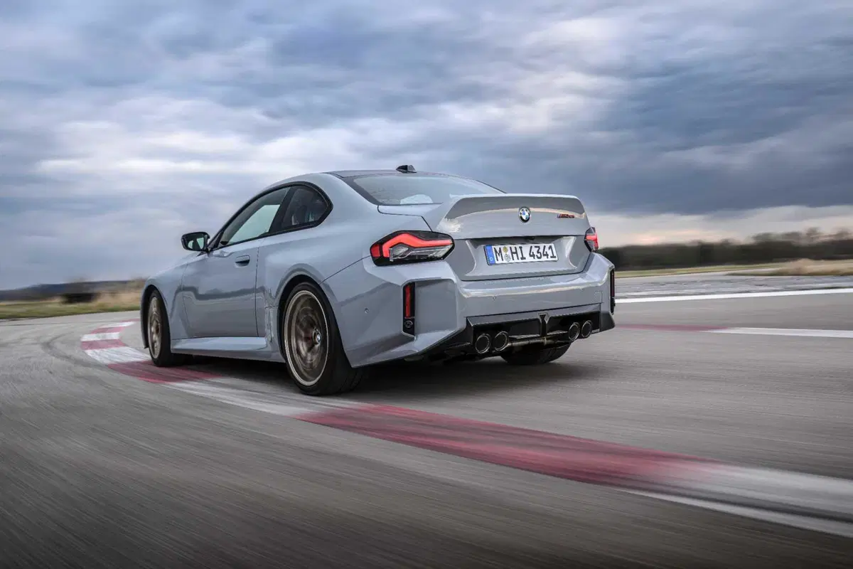 Nuova BMW M2 xDrive: 480 CV e una tecnologia da pista per salvare il sei cilindri dall'Euro 7 (9)