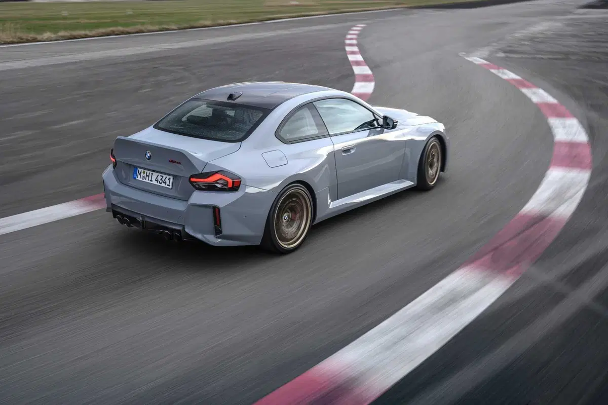 Nuova BMW M2 xDrive: 480 CV e una tecnologia da pista per salvare il sei cilindri dall'Euro 7 (11)