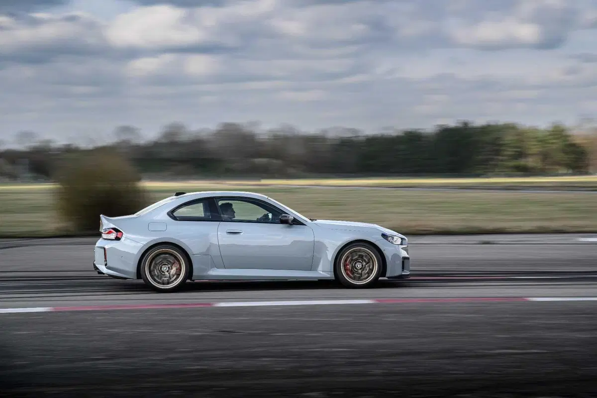 Nuova BMW M2 xDrive: 480 CV e una tecnologia da pista per salvare il sei cilindri dall'Euro 7 (12)