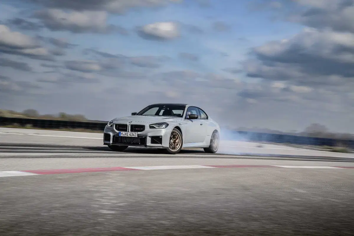 Nuova BMW M2 xDrive: 480 CV e una tecnologia da pista per salvare il sei cilindri dall'Euro 7 (14)