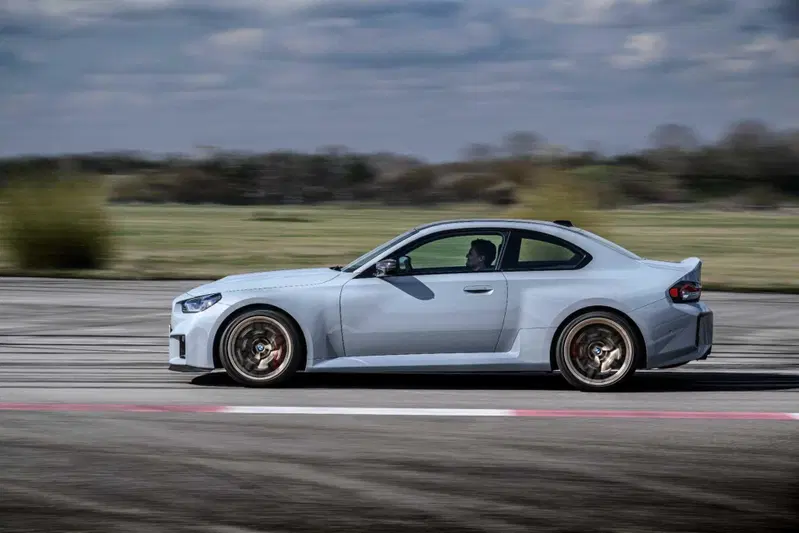 BMW M2 di profilo
