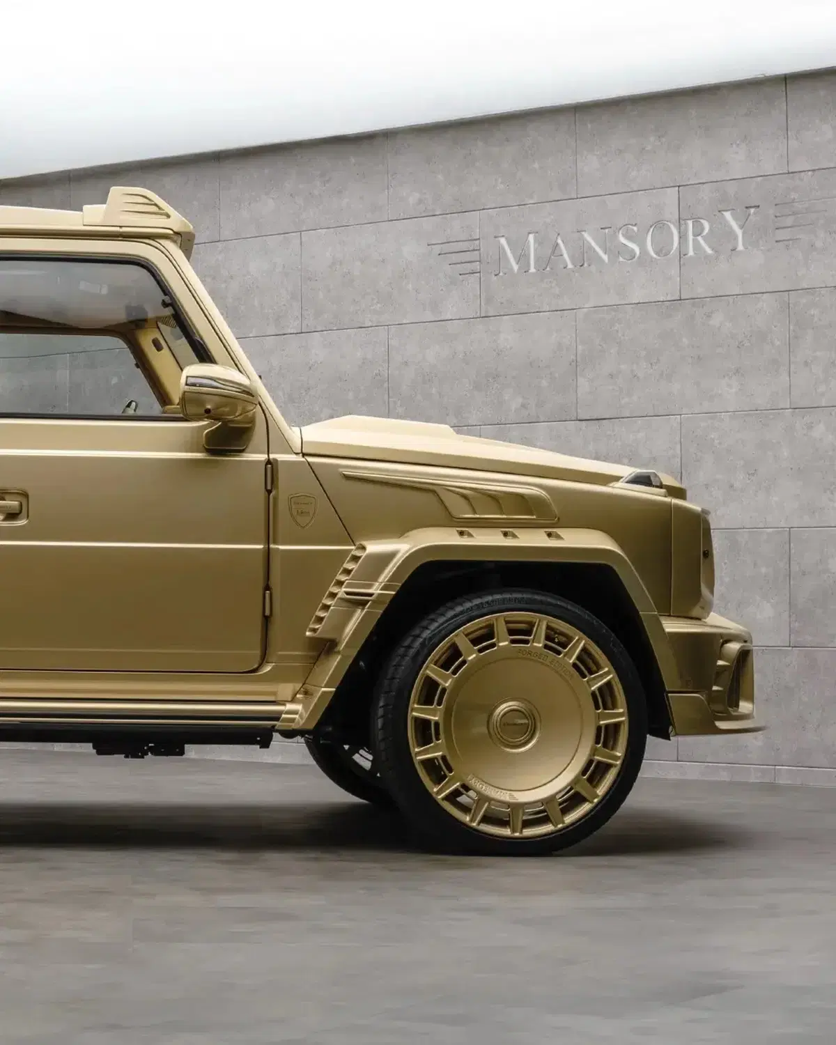 Mansory riveste la G63 di oro: il SUV più estremo di sempre (6)
