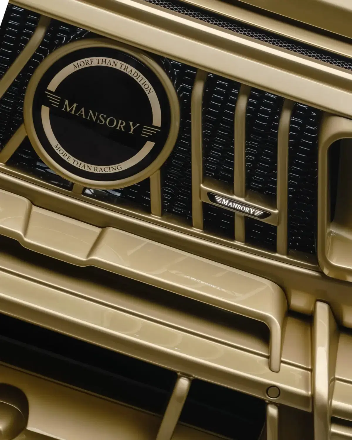 Mansory riveste la G63 di oro: il SUV più estremo di sempre (7)