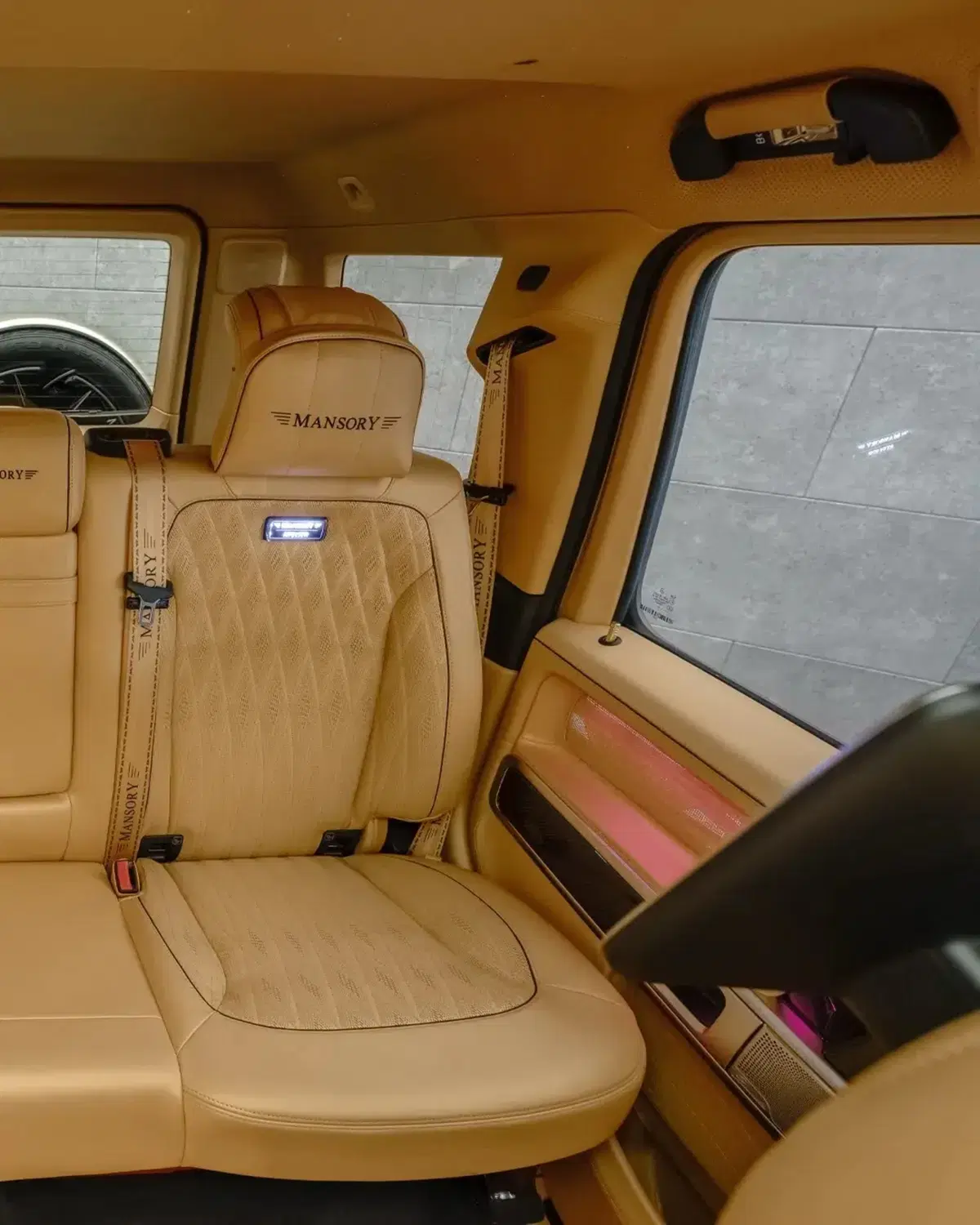 Mansory riveste la G63 di oro: il SUV più estremo di sempre (9)