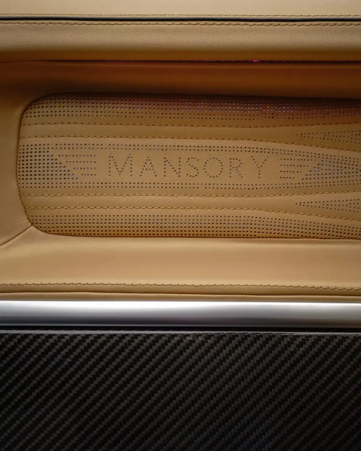 Mansory riveste la G63 di oro: il SUV più estremo di sempre (16)