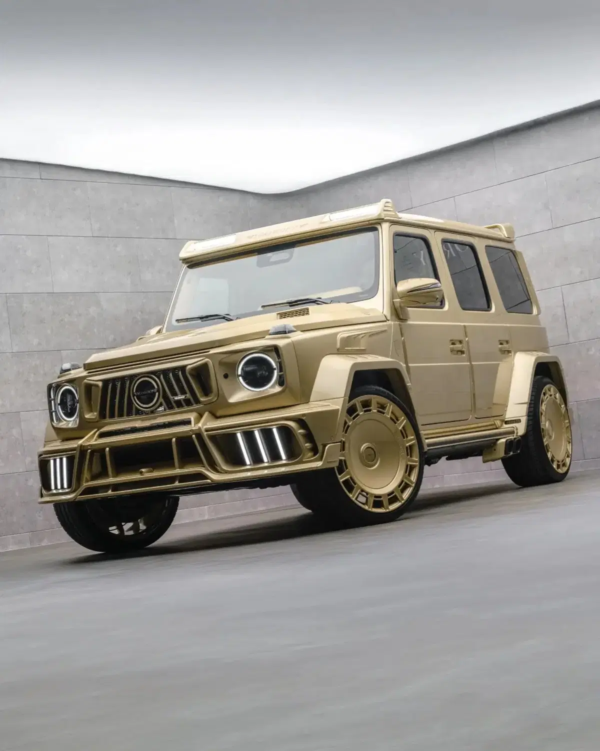 Mansory riveste la G63 di oro: il SUV più estremo di sempre (18)