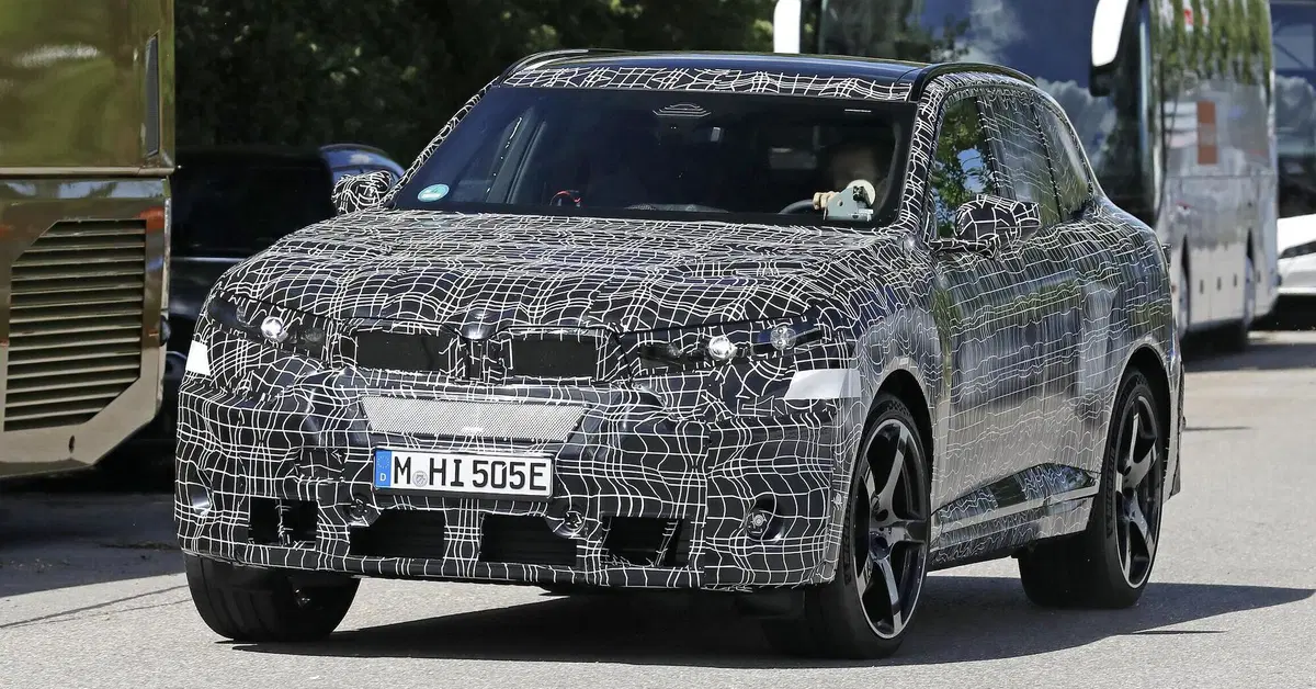 BMW iX5 M: il nuovo SUV elettrico da 2 tonnellate avvistato nei test a Monaco