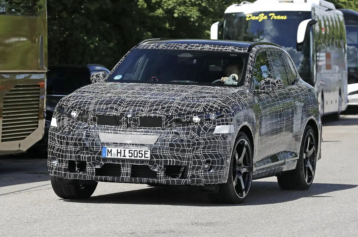 BMW iX5 M: il nuovo SUV elettrico da 2 tonnellate avvistato nei test a Monaco