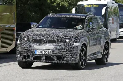 BMW iX5 M: il nuovo SUV elettrico da 2 tonnellate avvistato nei test a Monaco