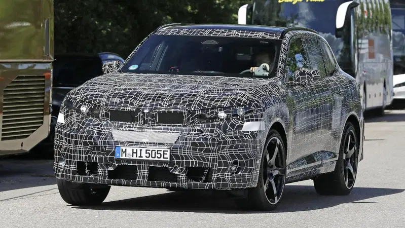 BMW iX5 M: il nuovo SUV elettrico da 2 tonnellate avvistato nei test a Monaco
