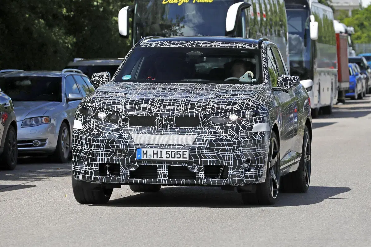 BMW iX5 M: il nuovo SUV elettrico da 2 tonnellate avvistato nei test a Monaco