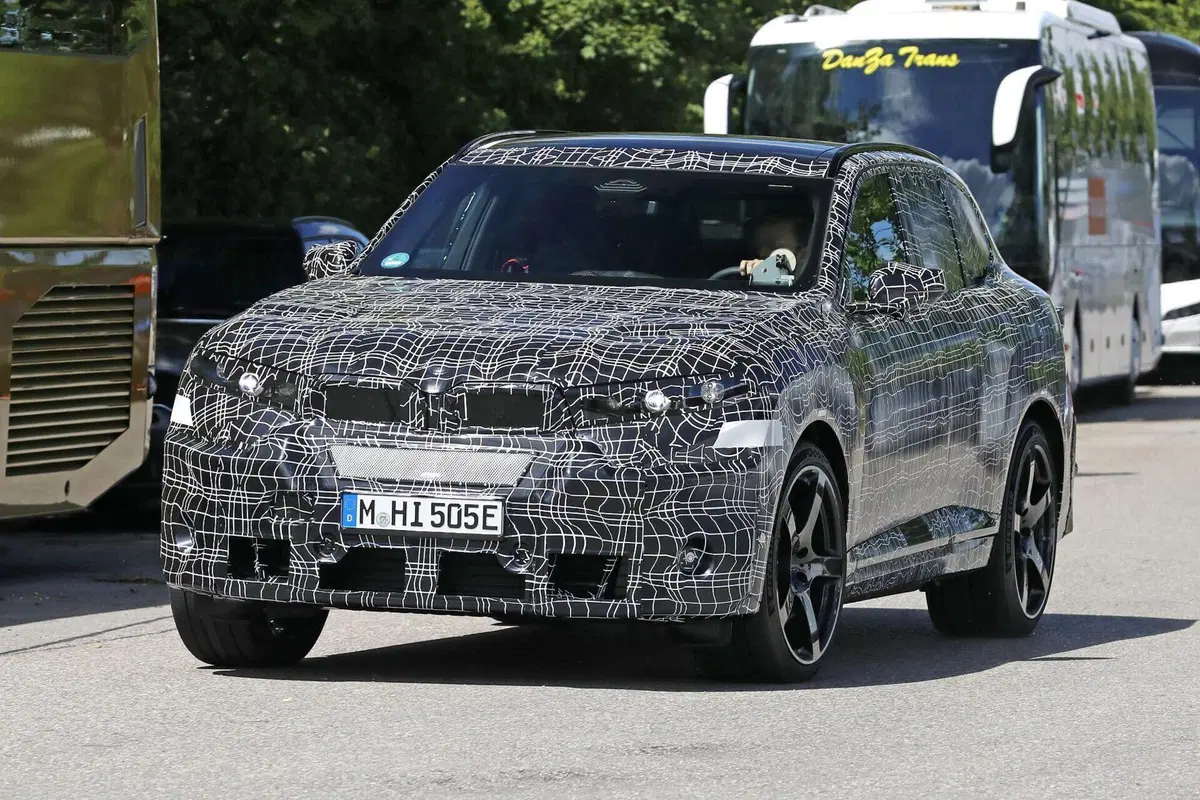 BMW iX5 M: il nuovo SUV elettrico da 2 tonnellate avvistato nei test a Monaco (2)