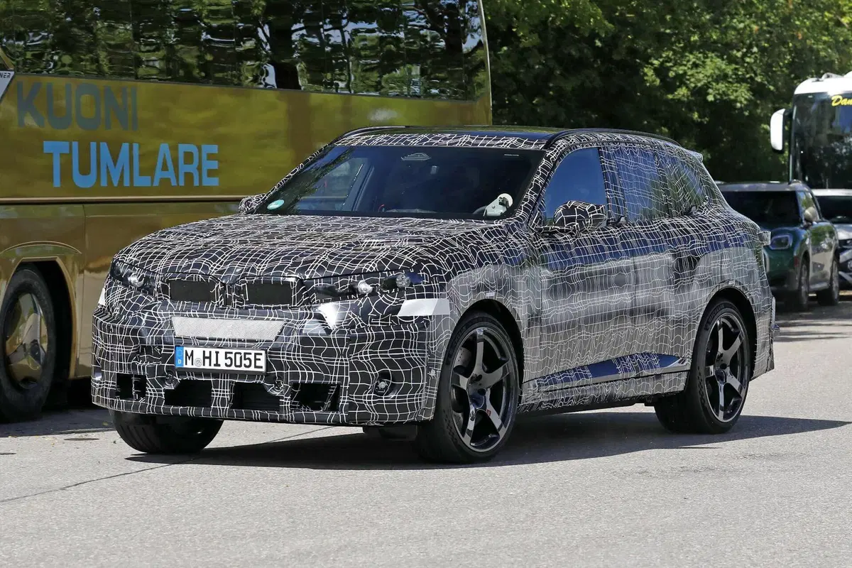 BMW iX5 M: il nuovo SUV elettrico da 2 tonnellate avvistato nei test a Monaco (3)