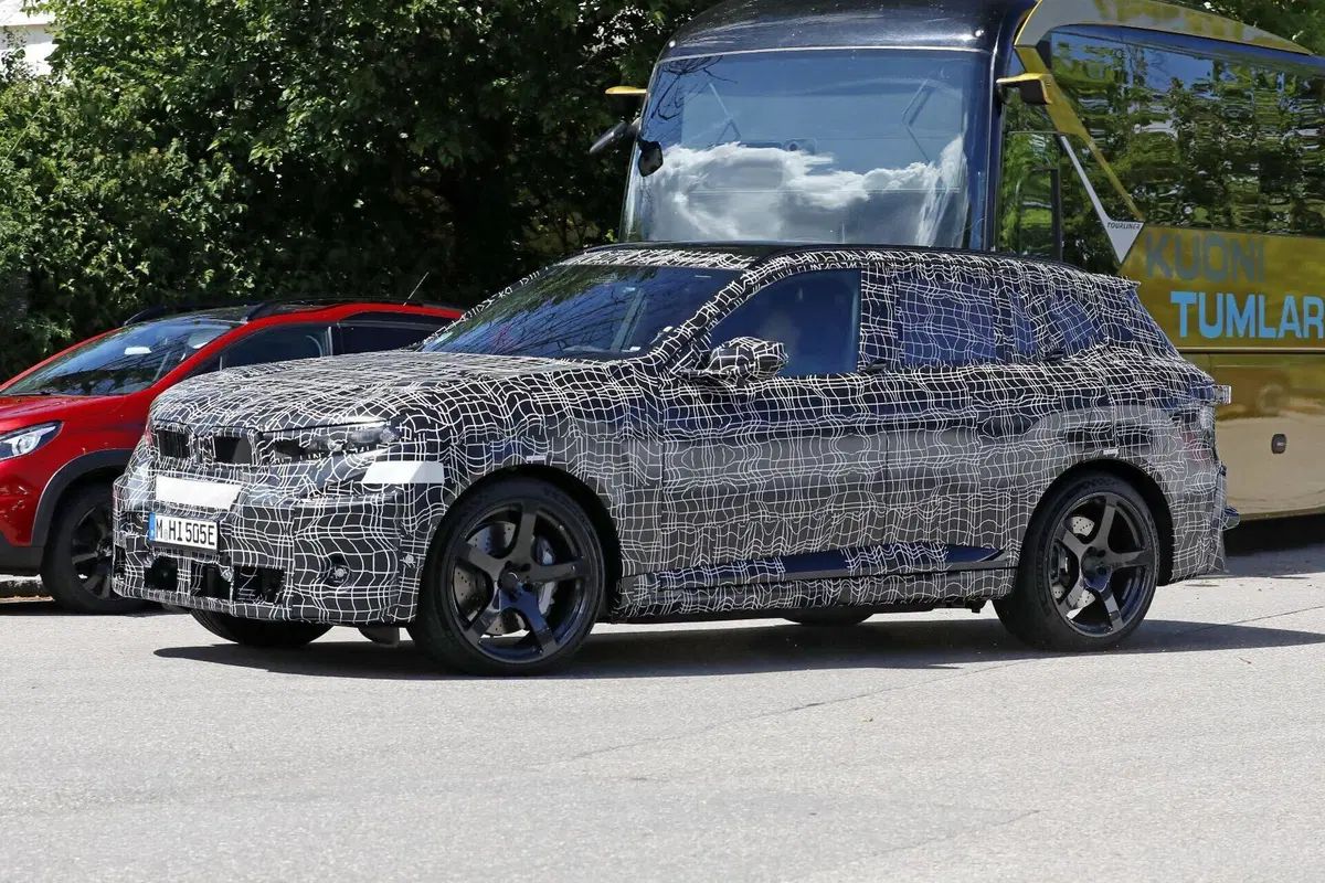BMW iX5 M: il nuovo SUV elettrico da 2 tonnellate avvistato nei test a Monaco (4)