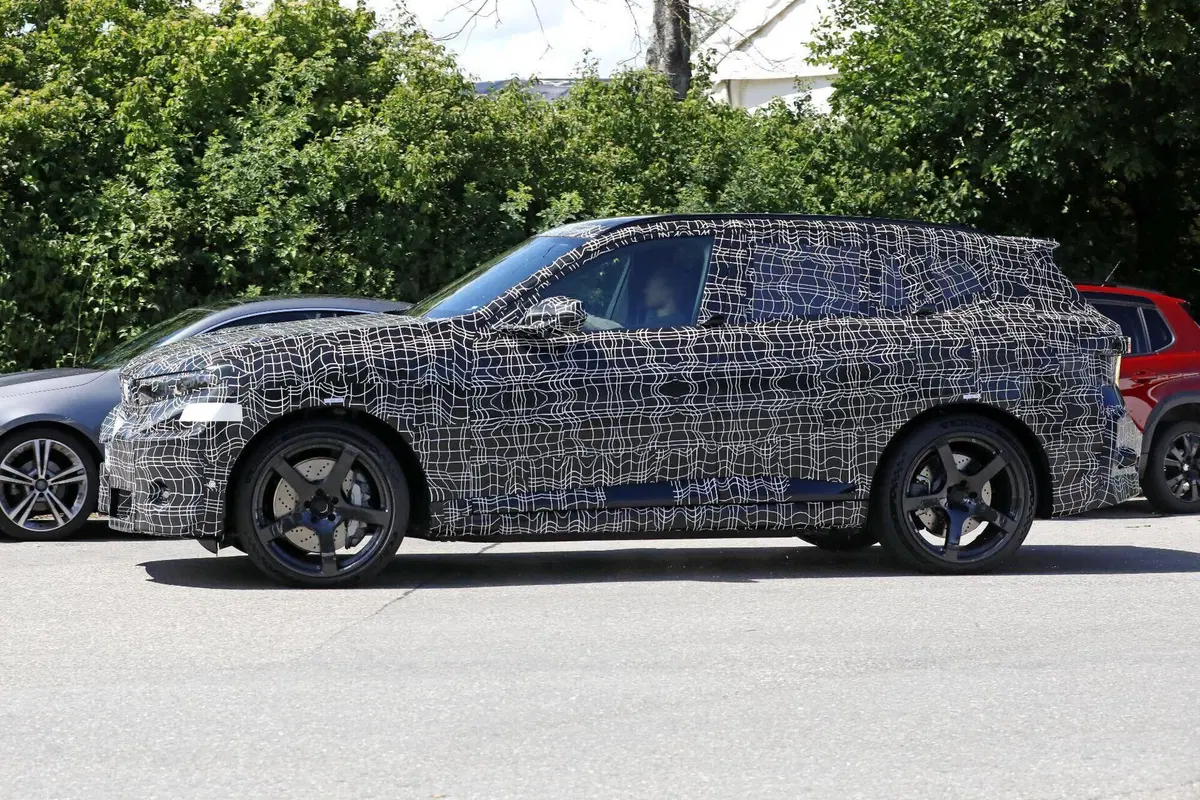 BMW iX5 M: il nuovo SUV elettrico da 2 tonnellate avvistato nei test a Monaco (5)