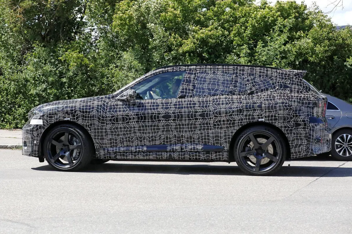 BMW iX5 M: il nuovo SUV elettrico da 2 tonnellate avvistato nei test a Monaco (6)