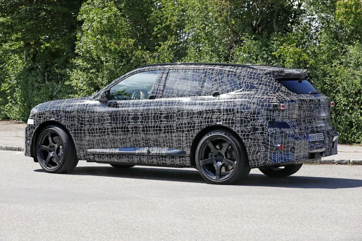 BMW iX5 M: il nuovo SUV elettrico da 2 tonnellate avvistato nei test a Monaco (7)