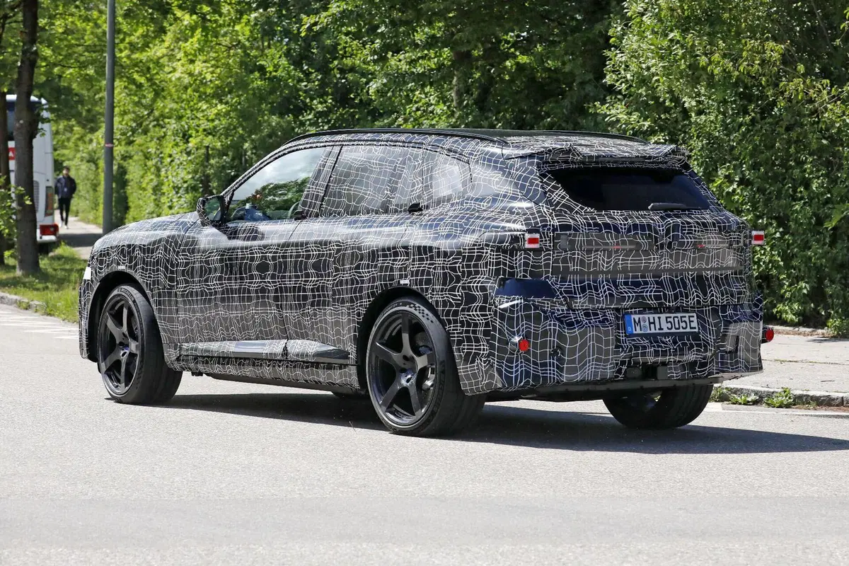 BMW iX5 M: il nuovo SUV elettrico da 2 tonnellate avvistato nei test a Monaco (8)