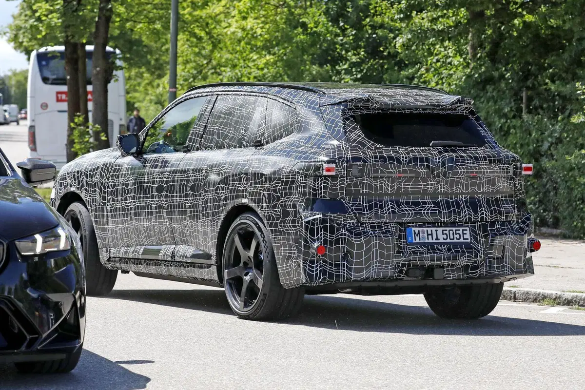 BMW iX5 M: il nuovo SUV elettrico da 2 tonnellate avvistato nei test a Monaco (9)